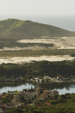 'Lagoa da Conceicao' lagün panoramik, kumullar, dağ ve Atlas Okyanusu içinde belgili tanımlık geçmiş. Uluslararası Turizm hedef. Çok güzel bir sabah. Florianopolis, Santa Catarina / Brezilya