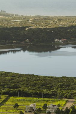 'Lagoa da Conceicao' lagün panoramik, tepeleri ve Atlantik deniz içinde belgili tanımlık geçmiş. Güneşli sabah biraz bulutlu. Uluslararası Turizm hedef. Florianopolis, Santa Catarina / Brezilya