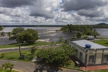 'Rio Negro' nehir ve ön tarihi binasında. Nehir ve orman içinde belgili tanımlık geçmiş. Yağmur bulutları oluşturan. Yani Gabriel da Cachoeira, Amazon / Brezilya