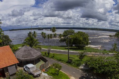 'Rio Negro' Nehri kenar boşluğunda siper al. Güneşli gün bulutlu. Amazon yağmur ormanları. Balık gözü lens vurdu. Yani Gabriel da Cachoeira, Amazonas / Brezilya