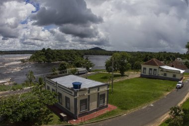 'Rio Negro' nehir. Tarihi bina ön planda. River rapids ve orman içinde belgili tanımlık geçmiş. Yani Gabriel da Cachoeira, Amazon / Brezilya