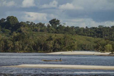 Küçük tekne 'Rio Negro' river rapids. Mavi gökyüzü bulutlu. Yağmur ormanları içinde belgili tanımlık geçmiş. Güneşli bir gün, telefoto lens vurdu. Yani Gabriel da Cachoeira, Amazonas / Brezilya
