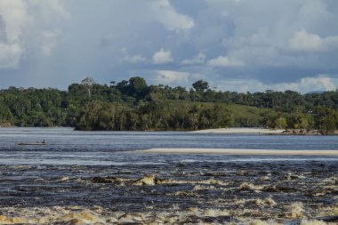 'Rio Negro' river rapids. Mavi gökyüzü bulutlu. Yağmur ormanları içinde belgili tanımlık geçmiş. Güneşli bir gün, balıkgözü atış. Yani Gabriel da Cachoeira, Amazonas / Brezilya