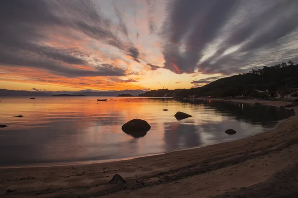 Nubes Coloridas Atardecer Playa Sambaqui Reflejos Naranjas Mar Florianópolis Santa — Foto de Stock