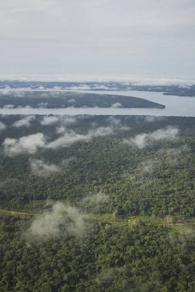 Luchtfoto Van Het Amazoneregenwoud Kleine Wolken Boven Jungle Curve Van — Stockfoto