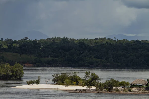 Piccola Isola Fluviale Con Spiaggia Nelle Rapide Del Fiume Rio — Foto Stock