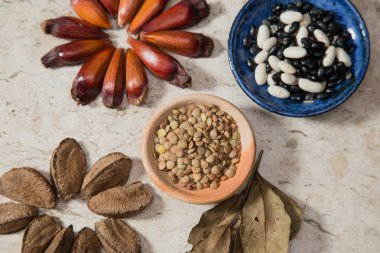 Rustik seramik ile kompozisyon mercimek, chia tohum ve fasulye kase. Pinyonlar ve ' Castanha--Para fındık. Laurel Nobilis aromatik yapraklar