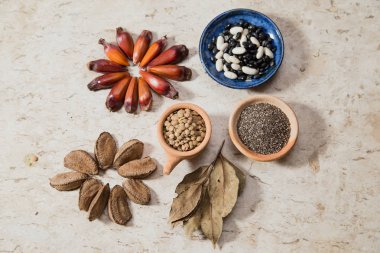 Rustik seramik kaseler ile kompozisyon chia tohum, mercimek ve fasulye. Pinyonlar ve 'Castanha--Par' fındık. Laurel Nobilis aromatik yapraklar