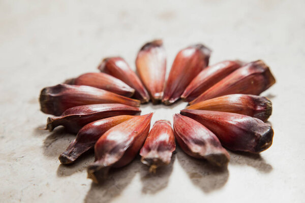 Плоды шипов на мраморной поверхности
.