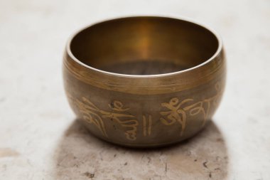 Tibet singing kase bir mermer yüzey üzerinde