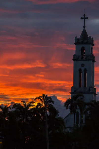 Torre Iglesia Durante Hora Del Atardecer Nubes Rojas Anaranjadas Colores —  Fotos de Stock