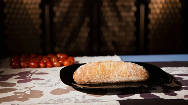 Ciabatta Brot Einem Teller Auf Einem Dekorierten Tisch Kirschtomaten Hintergrund — Stockfoto