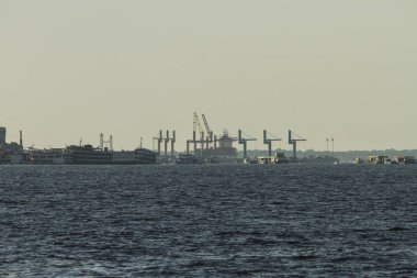 Şehrin liman bölgesi. Demirledi tekne ve vinçler. Gün batımı saat. Manaus, Amazon / Brezilya