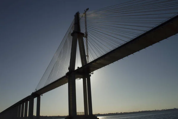 建設中の ネグロ川 橋のシルエット マナウス アマゾン ブラジル — ストック写真