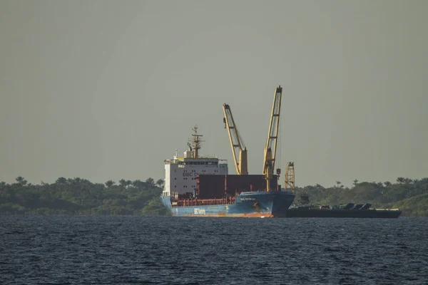 Amazonfloden Port Regionen Manaus City Ett Containerfartyg Med Två Kranar — Stockfoto