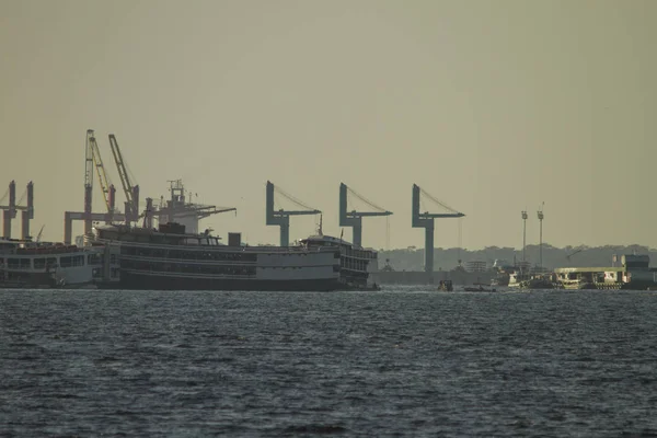 Şehrin Liman Bölgesi Demirledi Tekne Vinçler Gün Batımı Saat Manaus — Stok fotoğraf