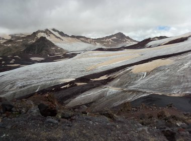Küçük bir buzulun üzerinde Elbruz Dağı