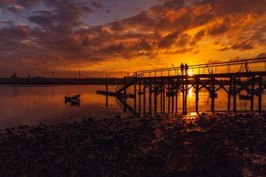 Gozon, İspanya Zeluan beach iskelede