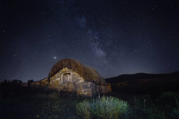 Corral sous la voie lactée à Navalosa à Avila Image En Vente