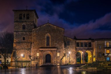 San Francisco Kilisesi geceleri San Nicolas de Bari okulunun yanında. Aviles - Asturias - İspanya