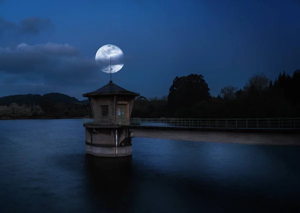 グランダの沼の上の新しい月 — ストック写真
