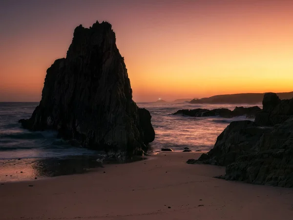 Nascer do sol na praia de La Mexota, em Tapia de Casariego — Fotografia de Stock