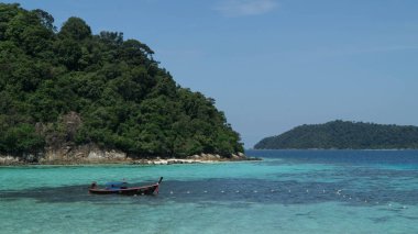 Ko Adang ada, Tarutao Milli Parkı, Tayland etrafında yüzen tipik ahşap tekne