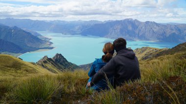 Lake Hawea berzah tepe, Yeni Zelanda manzarayı çift