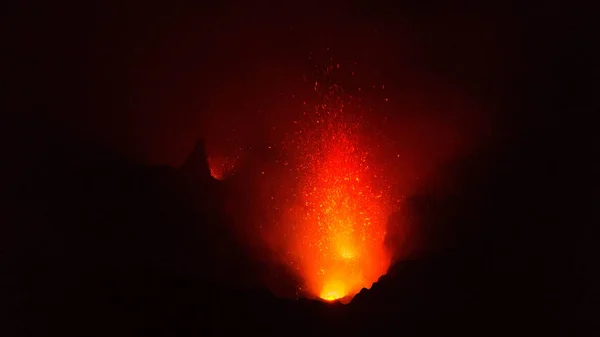 Observando Lava Flutuante Cratera Monte Vulcão Yasur Vanuatu — Fotografia de Stock