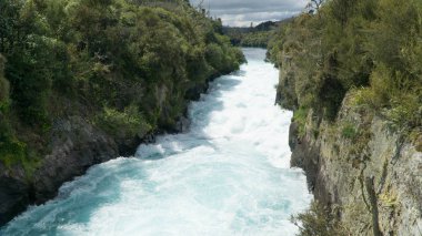 Huka dar rocky Kanyon Waikato River, Yeni Zelanda üzerinde düşüyor