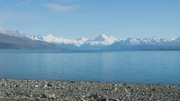 背景には ニュージーランドでマウント クックのビューとプカキ湖 — ストック写真