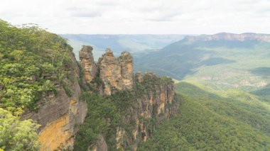 Blue Mountains Np, Avustralya'da ünlü üç kız kardeş kaya oluşumu.