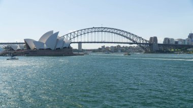 Kraliyet Botanik bahçeleri, Avustralya'dan görülen ünlü Sydney Opera Binası ve Liman Köprüsü'nün manzarası