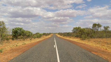 Adelaide ve Darwin arasındaki Stuart Otoyolu'nun manzara manzarası, Outback, Avustralya