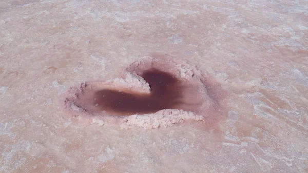 ピンク湖の塩辛い底に引き込まれた心 オーストラリア — ストック写真