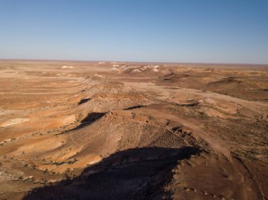 Coober Pedy yakınlarındaki Kanku-Breakaways Koruma Parkı'nda nefes kesen mesas bir drone görünümü, Avustralya