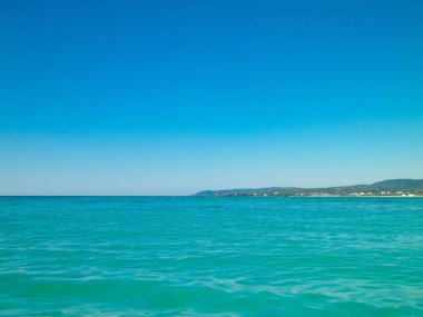 Vada, İtalya 'nın deniz ve kıyıları. Şeffaf, turkuaz su ve beyaz kum. Seyahat ve doğa kavramı.