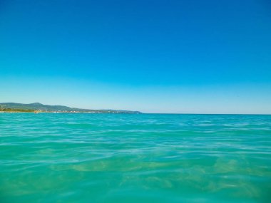 Vada, Toskana, İtalya 'da deniz kıyısında. Yaz gününde Akdeniz doğası, mavi gökyüzü arka planında Tyrhenian deniz suyu. Tatiller ve doğa konsepti. Boşluğu kopyala.