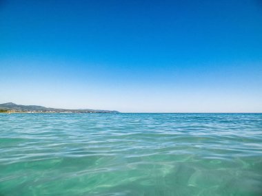 Vada, Toskana, İtalya 'da deniz kıyısında. Yaz gününde Akdeniz doğası, mavi gökyüzü arka planında Tyrhenian deniz suyu. Tatiller ve doğa konsepti. Boşluğu kopyala.