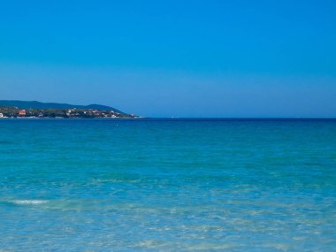 İtalya, Vada 'da sahil ve sahil. Şeffaf, turkuaz su ve beyaz kum. Seyahat ve doğa kavramı.