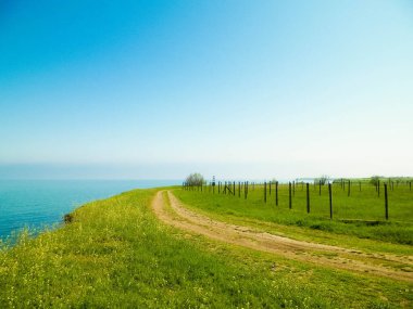 Karadeniz 'in kıyısındaki uçurumdan bak. Karadeniz 'in güzel şeffaf suyu, keşif ve doğa konsepti, Romanya ve Dobrogea bölgesi.