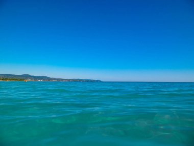 Vada, Toskana, İtalya 'da deniz kıyısında. Yaz gününde Akdeniz doğası, mavi gökyüzü arka planında Tyrhenian deniz suyu. Tatiller ve doğa konsepti. Boşluğu kopyala.