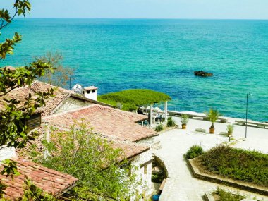 Bulgaristan 'ın Balchik kenti kıyı bölgesinde Karadeniz suyu ve evler. Turizm konsepti.