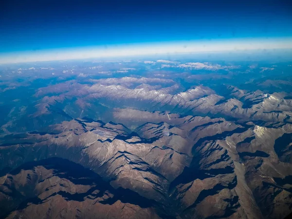 Dünya ve Alp Dağları 'nın Ufku. Uzay gemisi ya da uçaktan görüntüle.
