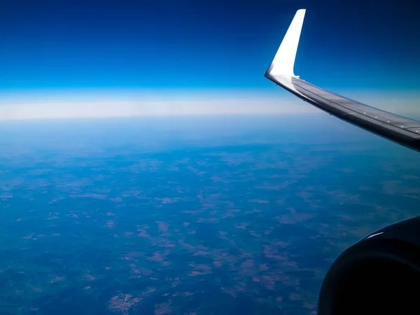 Blick Aus Dem Flugzeugfenster Auf Den Planeten Erde Flugzeugtriebwerk Und — Stockfoto