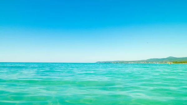 海岸線でヴァダ トスカーナ イタリア 青い空の背景に夏の日 ティレニア海の水で地中海性の自然 休暇と自然概念 スペースのコピー — ストック写真