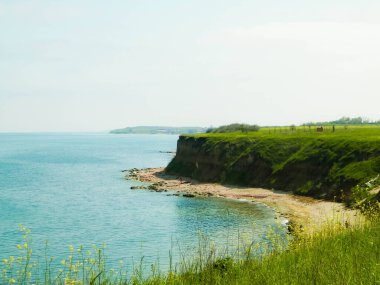 Karadeniz kıyılarındaki uçurumlar. Romanya 'nın Vama Veche kentinde kayalıkların manzarası ve plaj. Doğa ve seyahat kavramı.