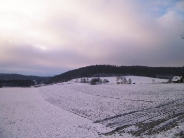 Kashubian tepeleri üzerinde kış, Wiezyca, Polonya. Kuzey Polonya 'daki Kashubian bölgesinin akşam vakti ve güzel doğası.
