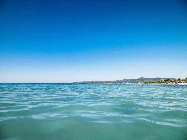 海岸線でヴァダ トスカーナ イタリア 青い空の背景に夏の日 ティレニア海の水で地中海性の自然 休暇と自然概念 スペースのコピー — ストック写真