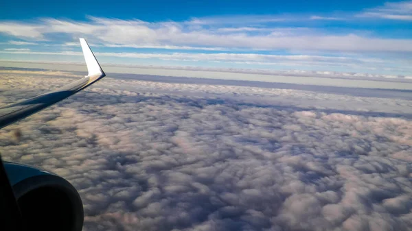 白い雲と飛行機のエンジンと翼のビュー 輸送コンセプト スペースのコピー — ストック写真